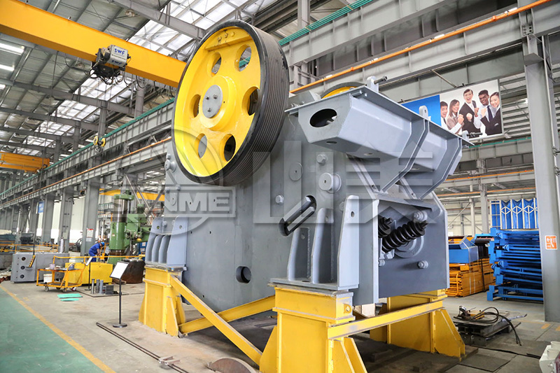 顎式破碎機(jī)工作中出現(xiàn)卡料、不下料是什么原因