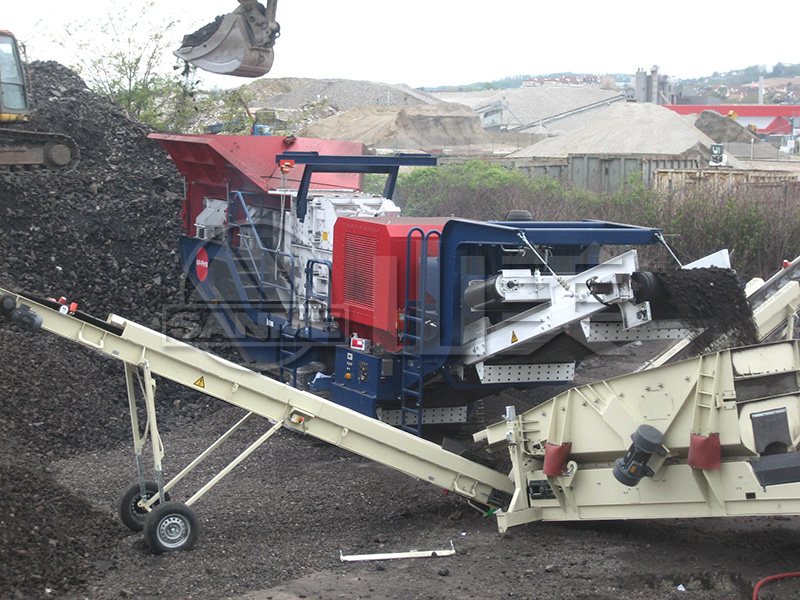 履帶式移動(dòng)破碎機(jī)對(duì)比輪胎式移動(dòng)破碎機(jī)有什么優(yōu)勢(shì)？