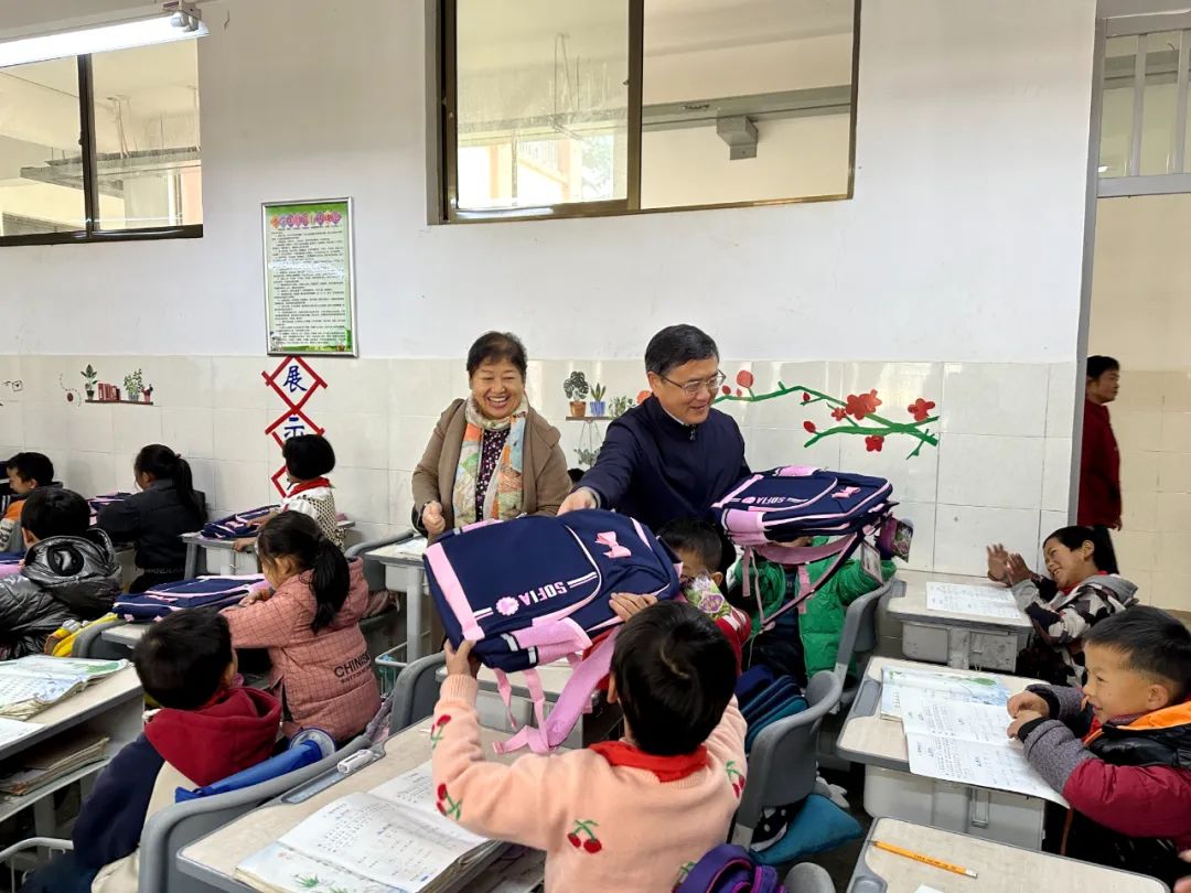 【用心呵護(hù)幼苗】楊安民董事長走進(jìn)中國砂石協(xié)會希望小學(xué) 以實(shí)際行動(dòng)踐行企業(yè)社會責(zé)任