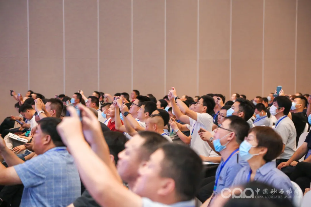 主旨報(bào)告 | 胡幼奕以國際化視角，提出固廢綜合利用和生態(tài)環(huán)境修復(fù)新思路